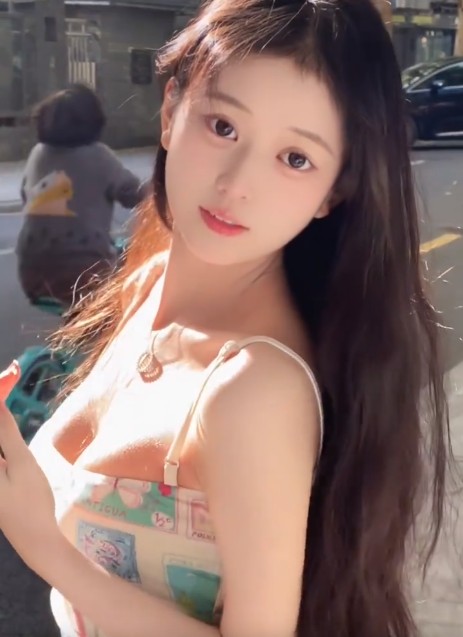 小纯同学,她像是含苞待放的花骨朵